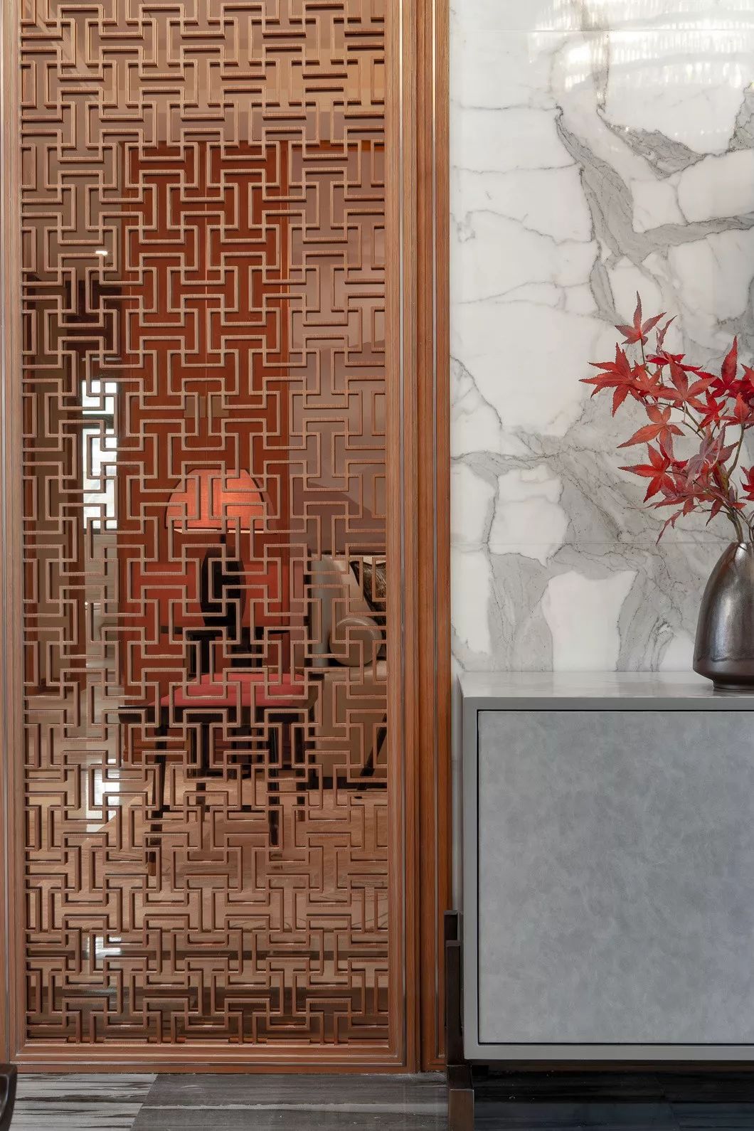 用中國紅打造的新中式之家，把古典與現(xiàn)代糅合在了一起
