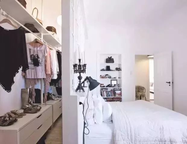   如果嫌麻煩，可以不用做隔墻，床頭本身就可以當成隔斷，這種不完全封閉的衣帽間，在光線不錯的情況下，還能把衣帽間作為展示區(qū)域。